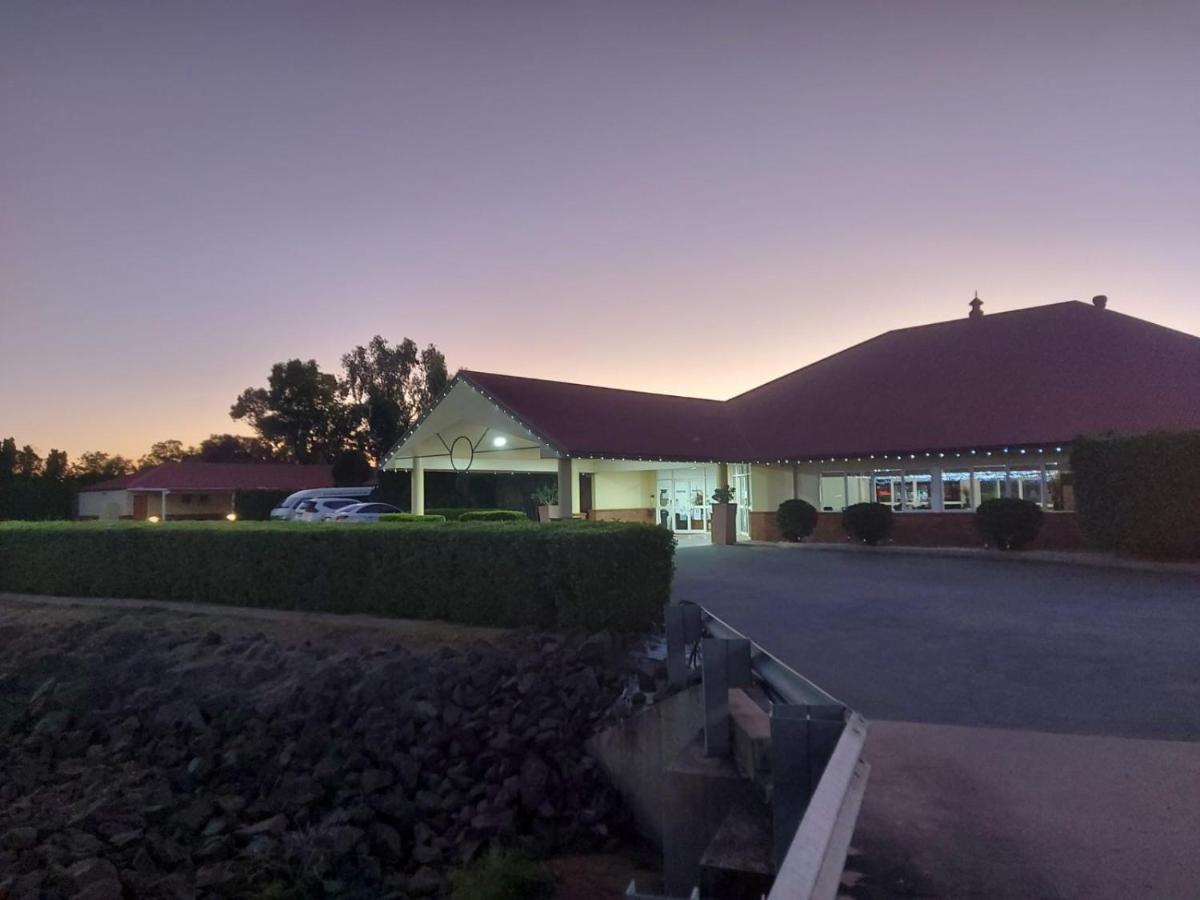 Emerald Explorers Inn Dış mekan fotoğraf