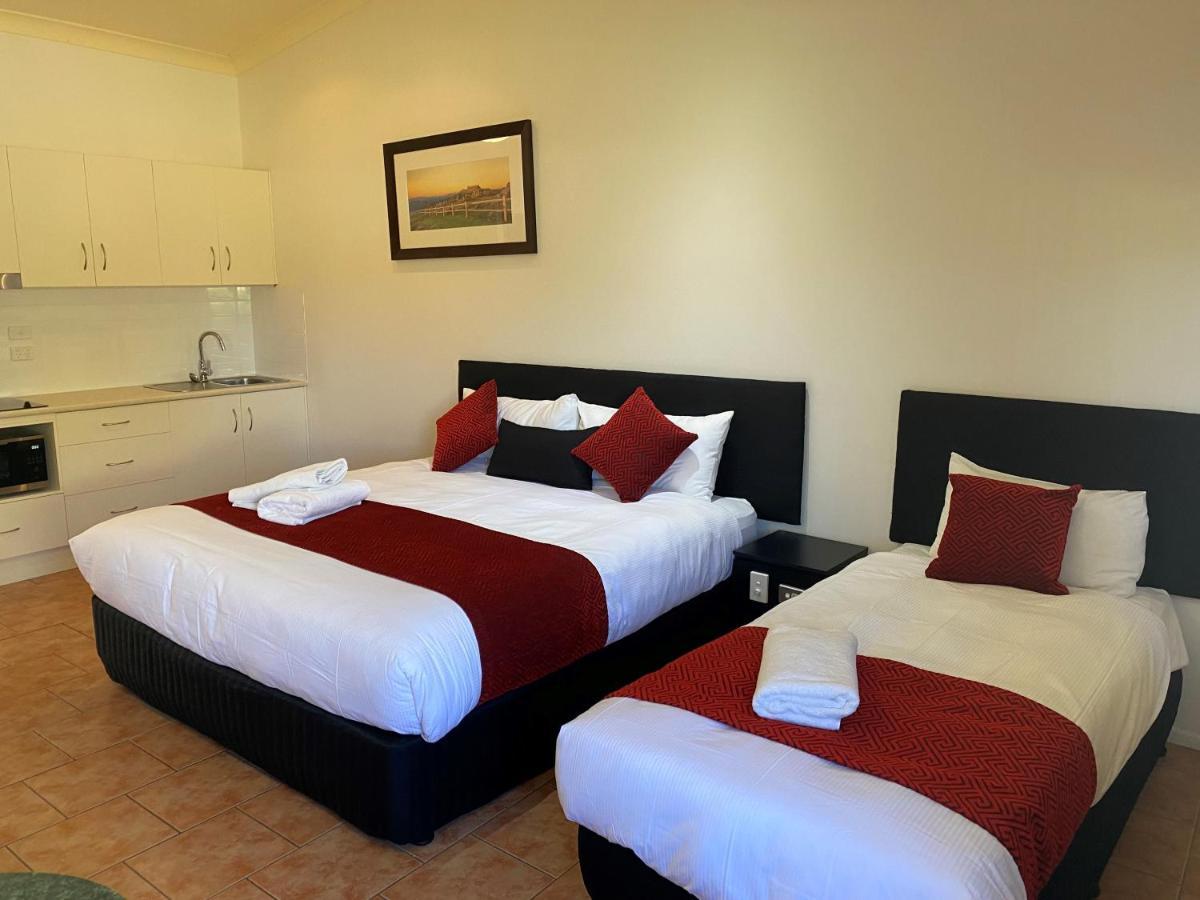 Emerald Explorers Inn Dış mekan fotoğraf