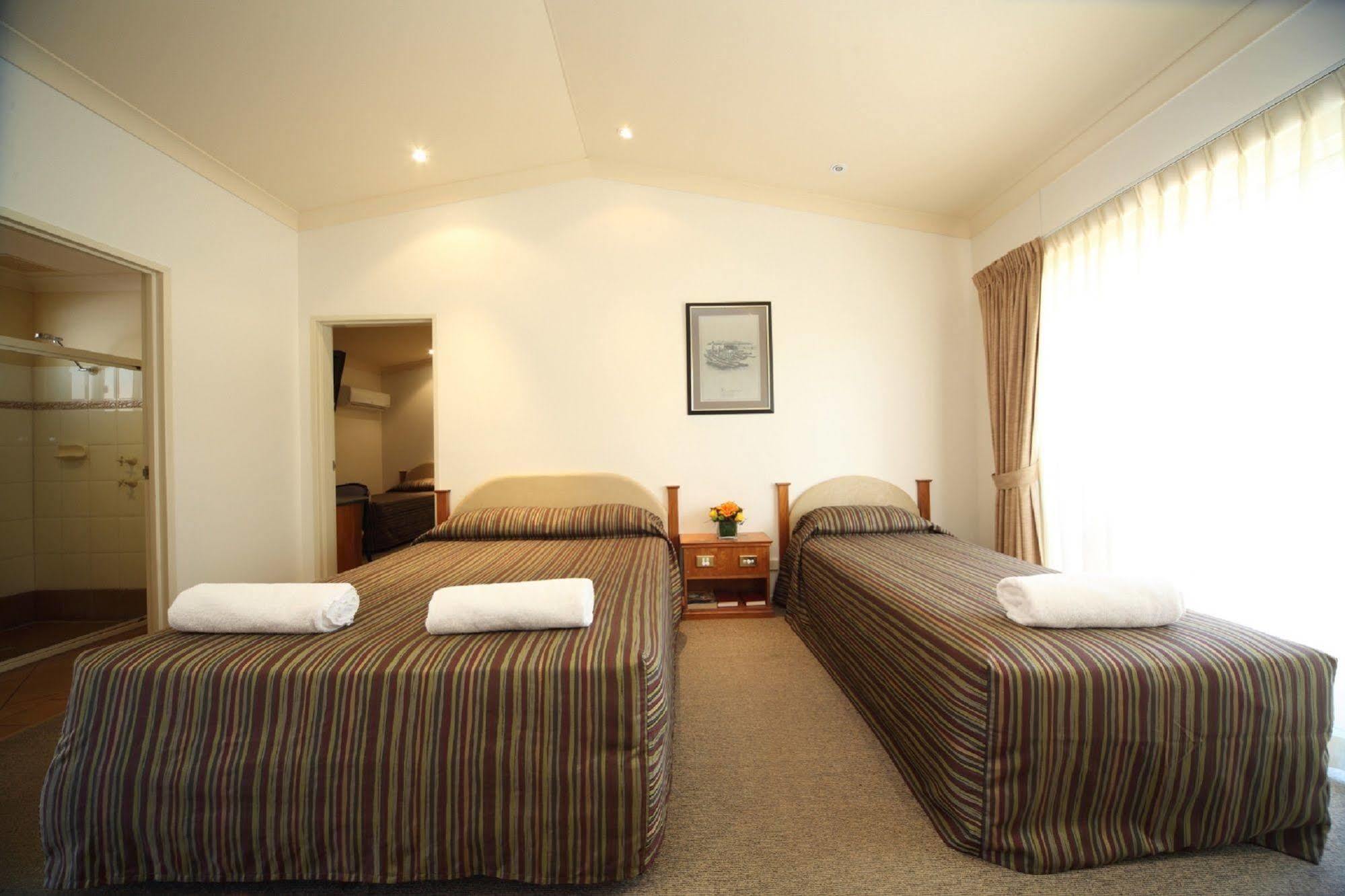 Emerald Explorers Inn Dış mekan fotoğraf