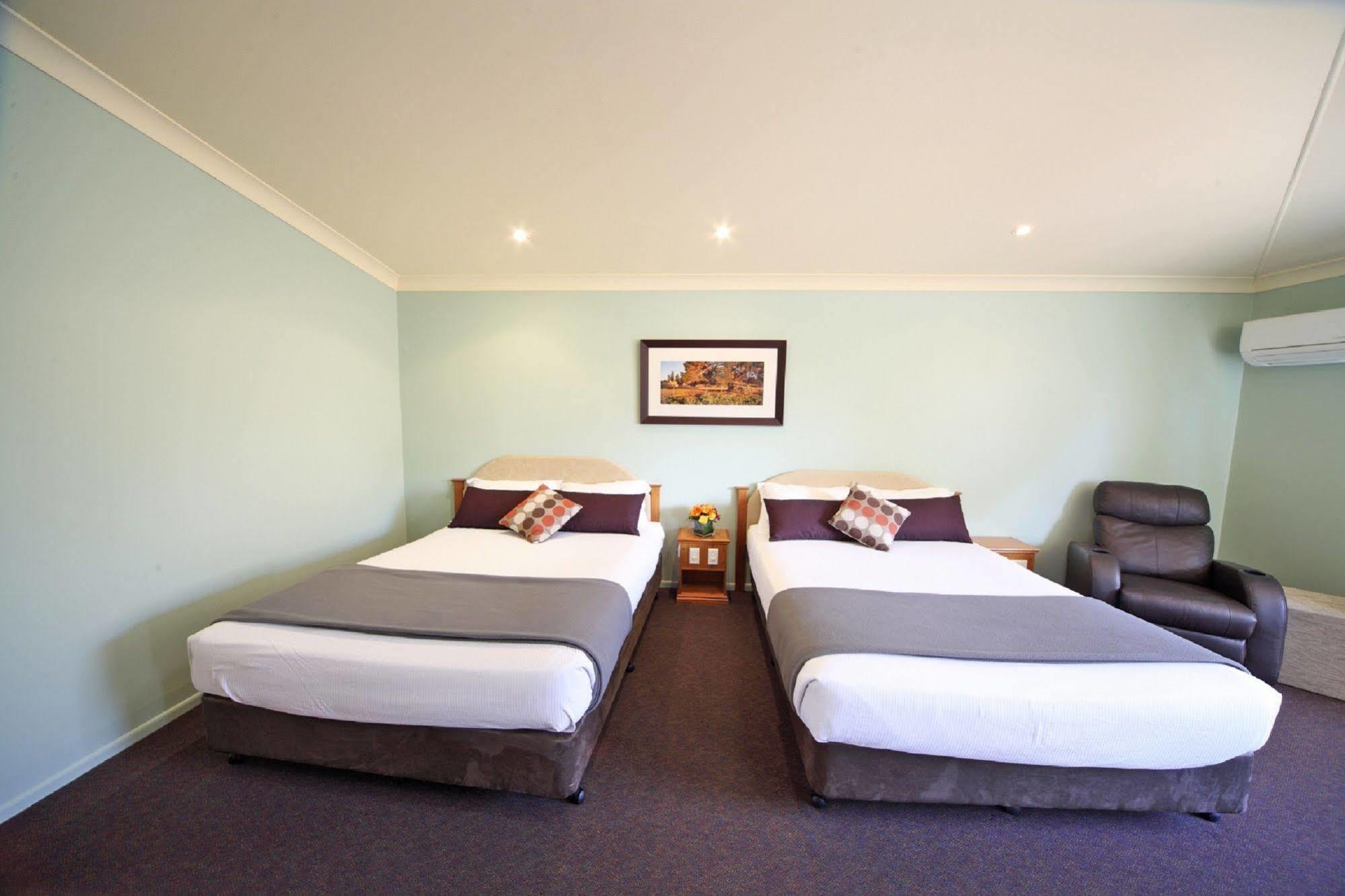Emerald Explorers Inn Dış mekan fotoğraf