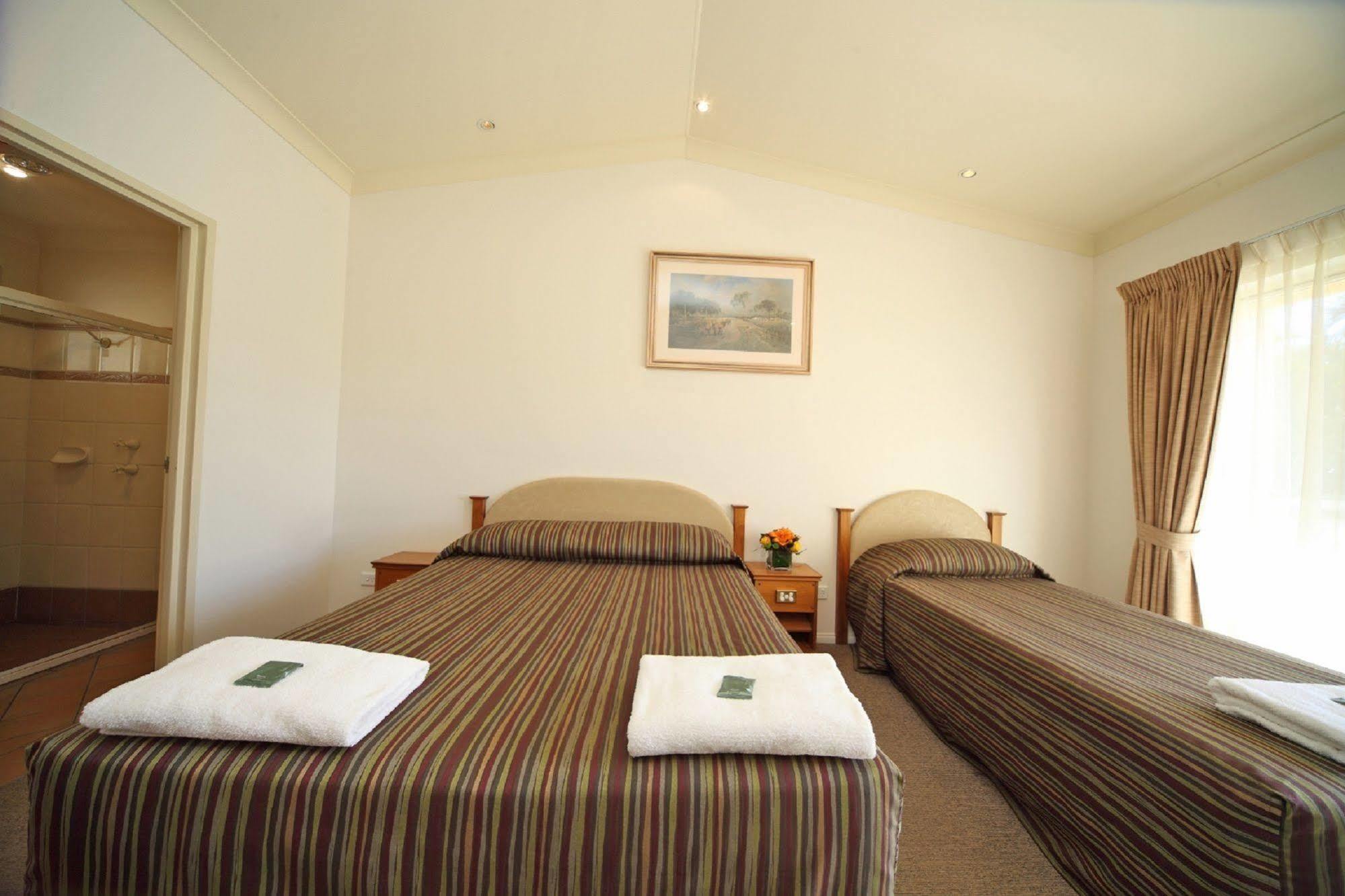Emerald Explorers Inn Dış mekan fotoğraf
